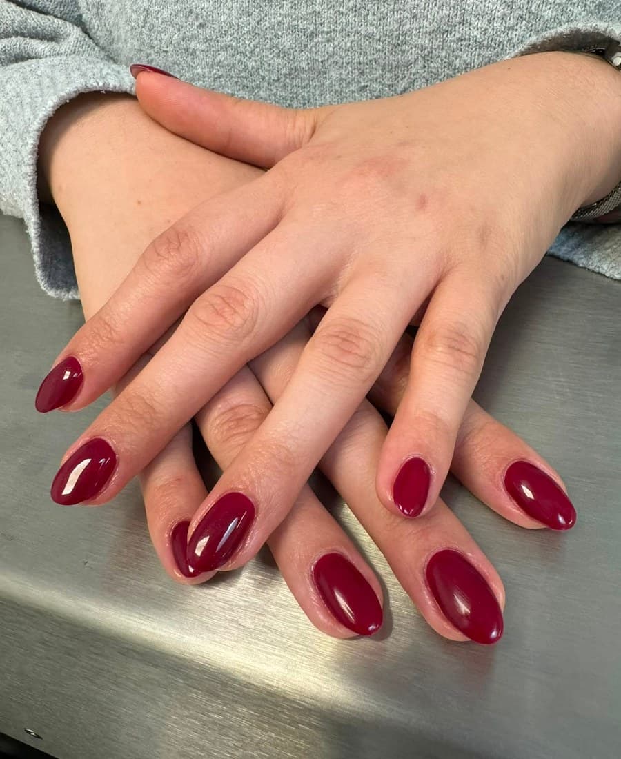 Gel-Maniküre in kräftigem Bordeaux