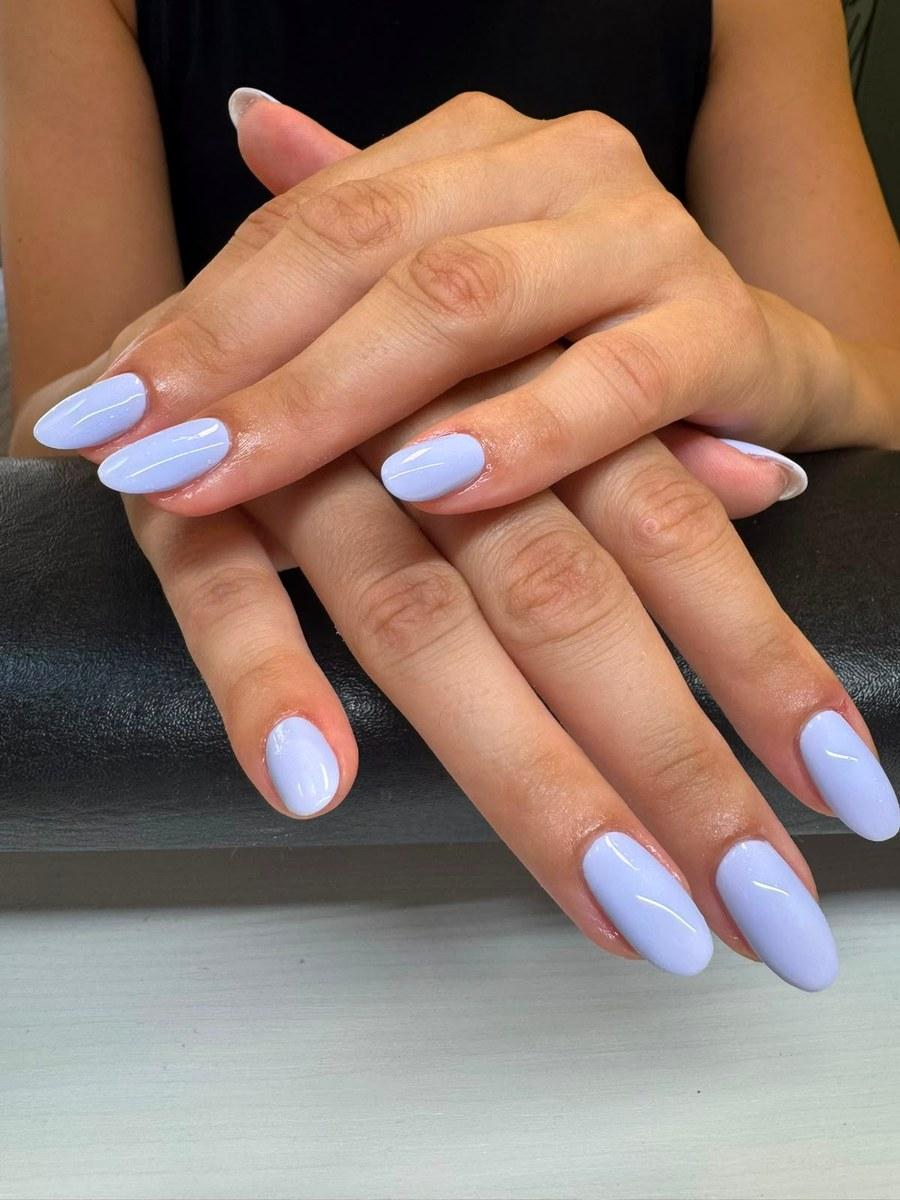 Gel-Maniküre in zartem Lavendel