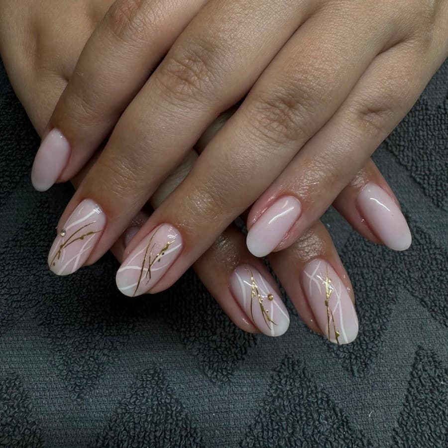 Maniküre mit filigranem Nail Art Design